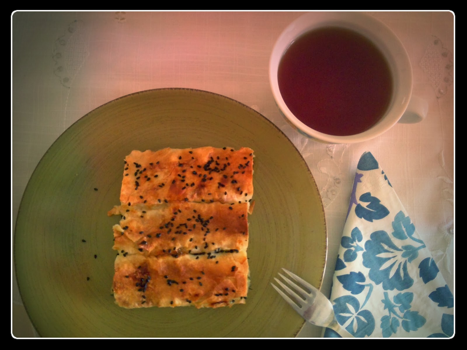 Çilek Kırmızı Ispanaklı Dereotlu Börek