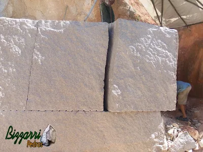 Bloco de pedra granito sendo extraído para execução de pedra folheta.