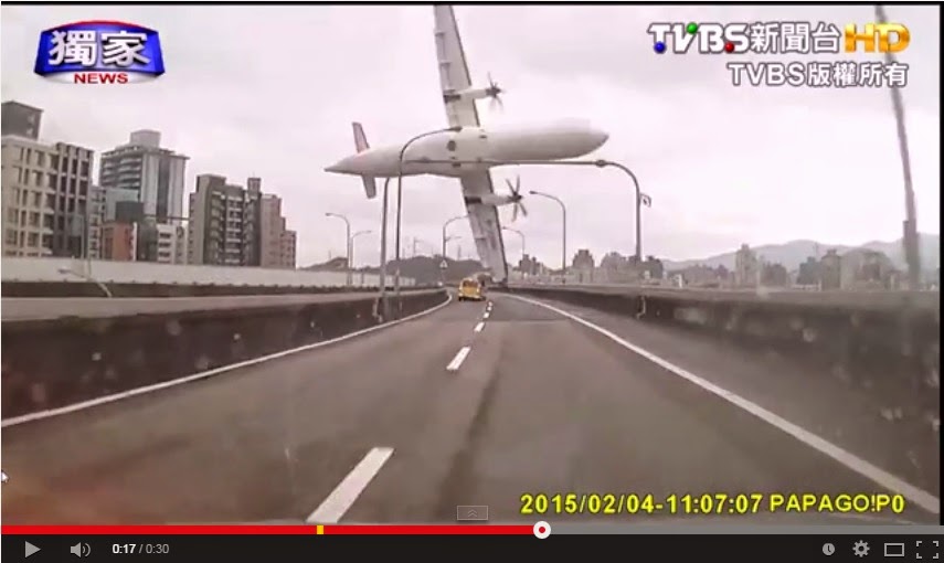Video Accidente aereo en Taipei, Taiwan (el ala del avión colisiona