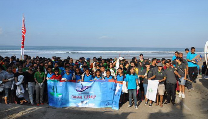 Ribuan Relawan dari Hotel Bersihkan Pantai di Bali