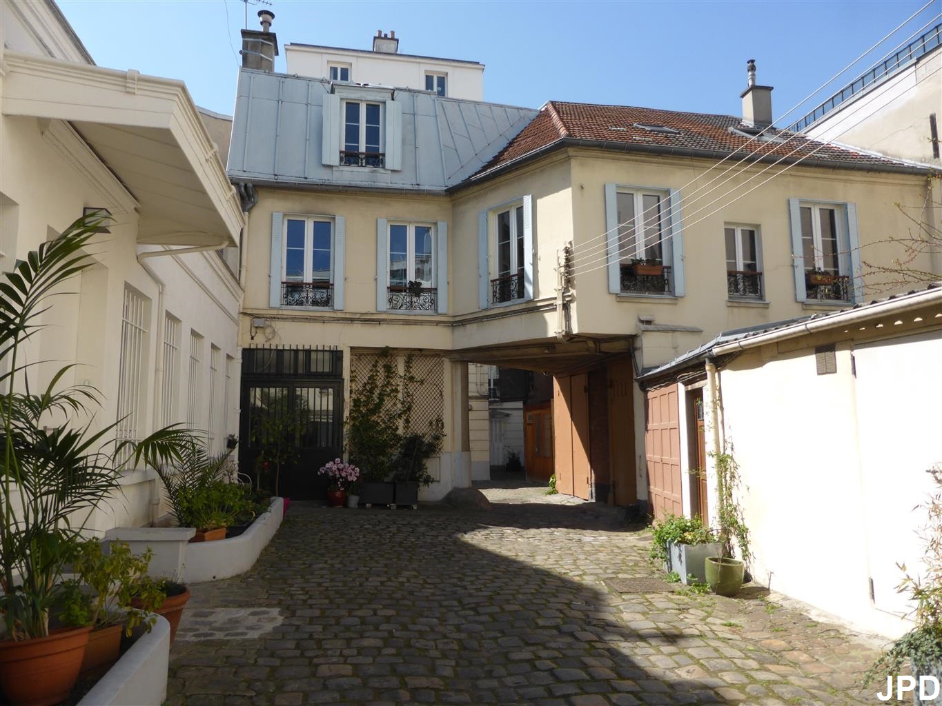 Parisbiseart Une cour... rue de Charenton