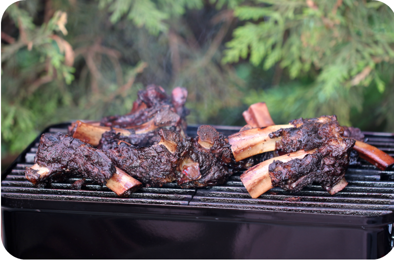 Geschmorte beef ribs vom irischen Weideochsen, auf dem Grill glasiert | Arthurs Tochter kocht von Astrid Paul Geschmorte beef ribs vom irischen Weideochsen, auf dem Grill glasiert | Arthurs Tochter kocht von Astrid Paul
