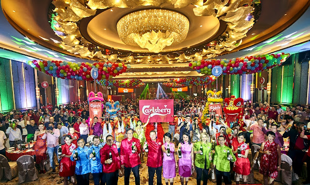Some 500 guests attended the media and trade launch at HXC Pudu, KL as Carlsberg brought to LIVE its “Prosperity Begins With A POP!” campaign featuring vibrant and colourful colours – red, blue, pink and green. Some 500 guests attended the media and trade launch at HXC Pudu, KL as Carlsberg brought to LIVE its “Prosperity Begins With A POP!” campaign featuring vibrant and colourful colours – red, blue, pink and green.