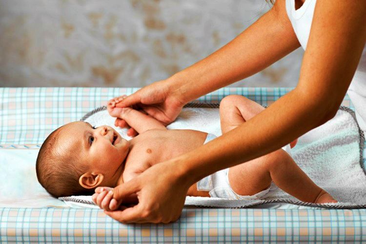 Bebeğin kemik ve kaslarının kuvvetlenmesi için istikrarlı olarak tüm bedenine masaj yapılması gerekir.
