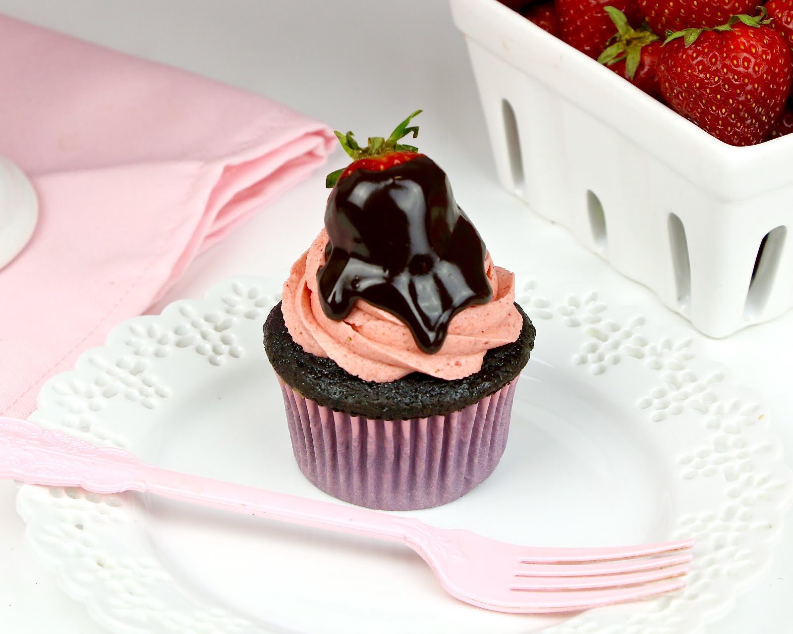 {VIDEO} Chocolate Covered Strawberry Cupcakes The Lindsay Ann