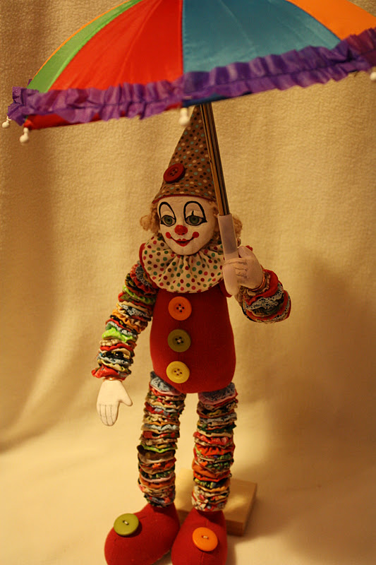 Клоуны сшить. Клоун из ткани. Тряпичная кукла клоун. Примитивная кукла клоун. Игрушка клоун из лоскутков.