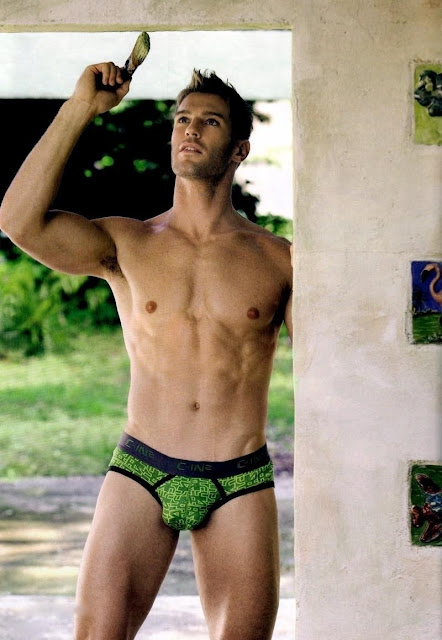 GORGEOUS MEN: Levi Poulter (naked)