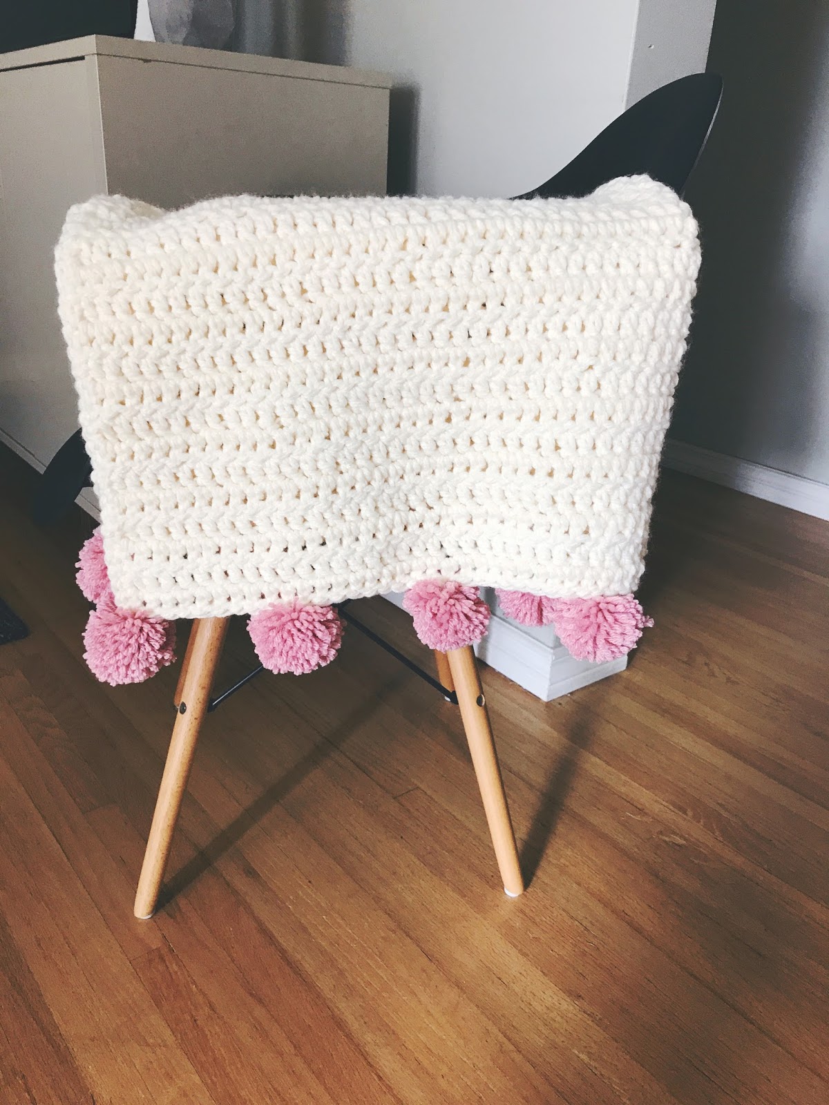 JASMINE LEE Crochet Pom Pom Blanket DIY