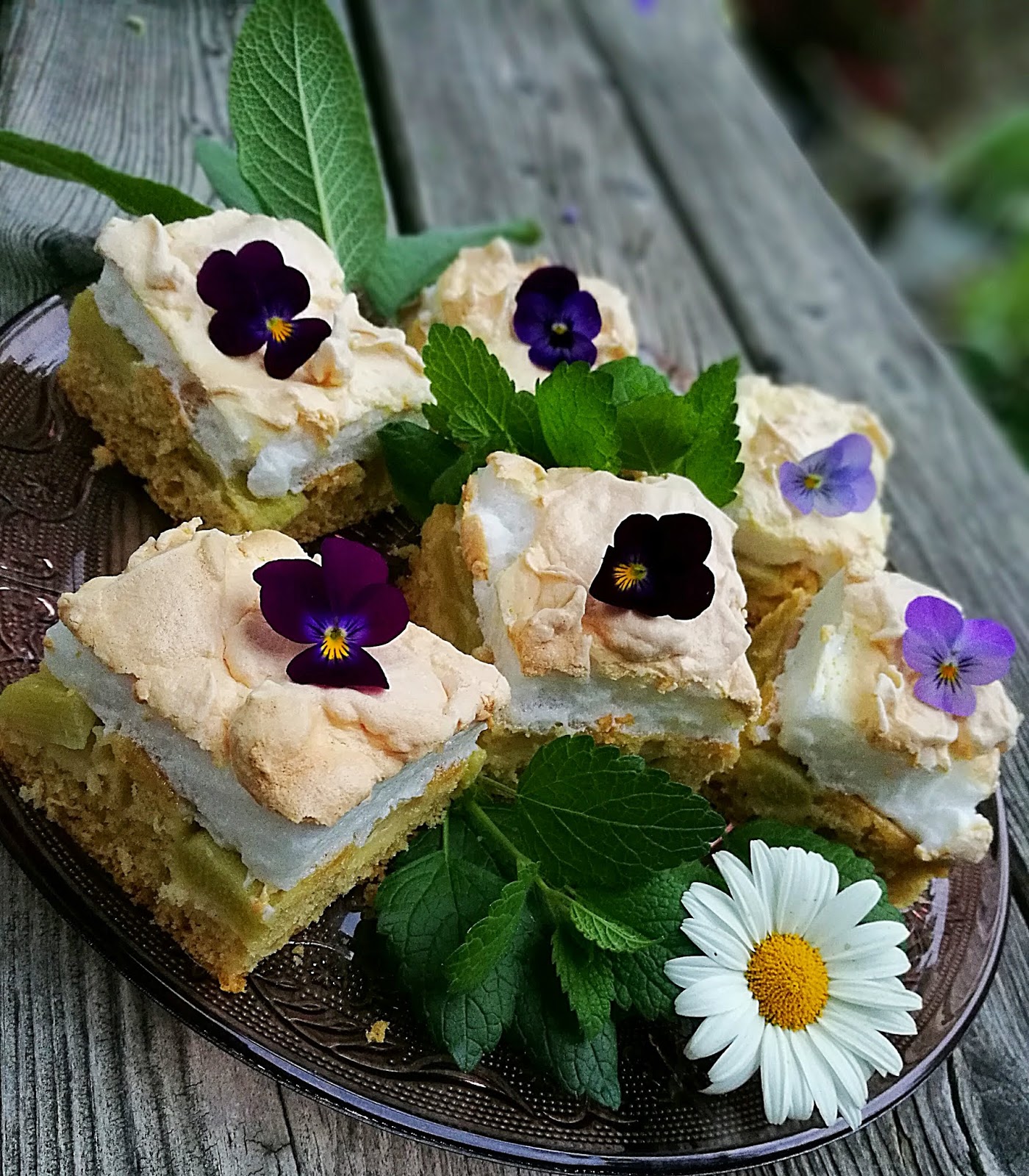 Rhabarber-Kuchen mit Baiserhaube Rhabarber-Kuchen mit Baiserhaube