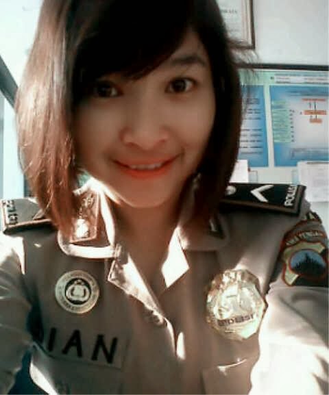 Kumpulan Foto Polisi Cantik Polwan Narsis Selfie Terbaru