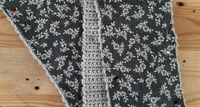 Scarf of hearts: sewing fabric onto crochet | Happy in Red Scarf of hearts: sewing fabric onto crochet | Happy in Red
