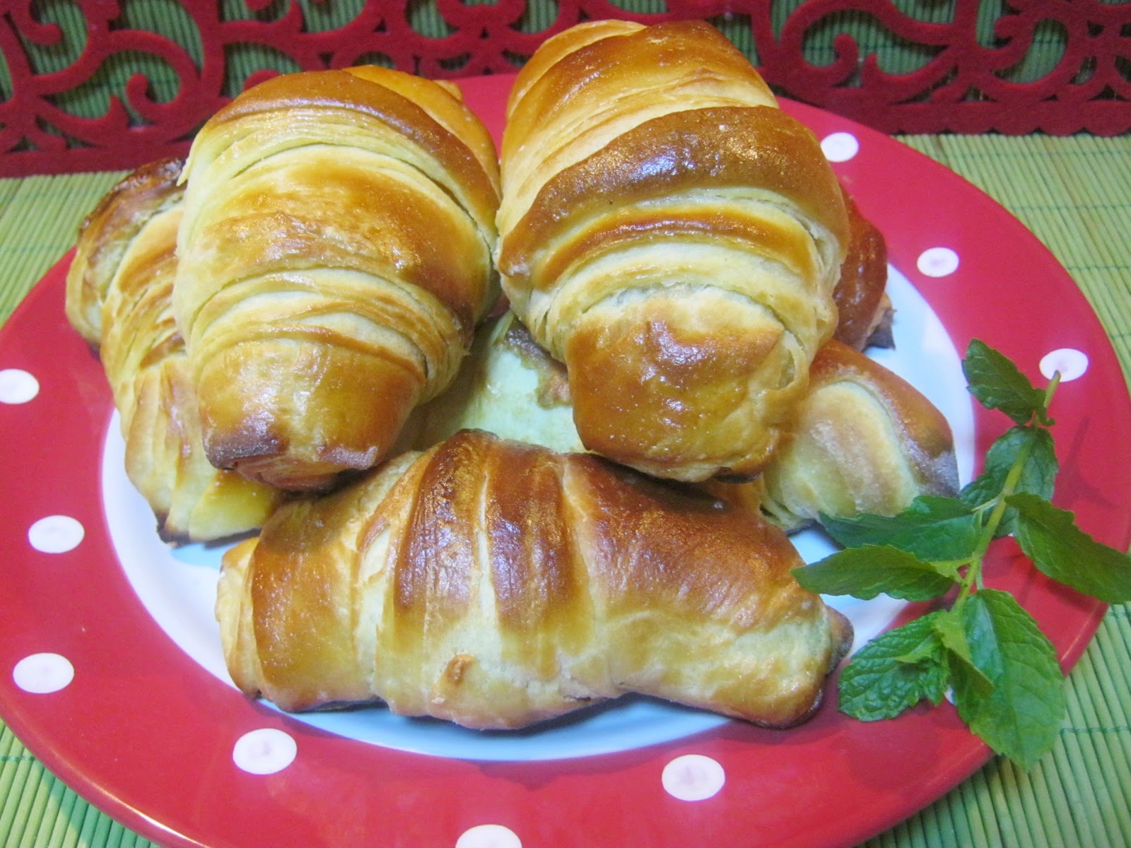Cornulete foietaj cu dulceata de gutui