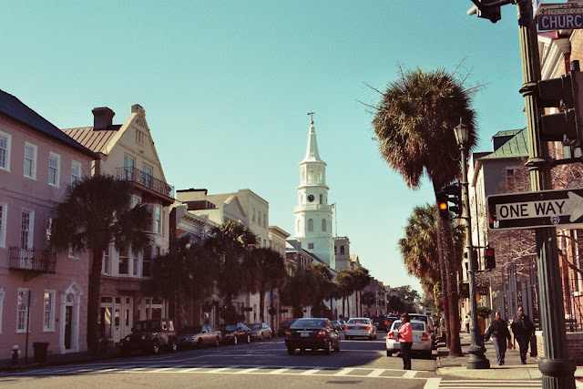 Charleston, USA - Broad St mit typischen Häusern und der St. Michael Church im Hintergrund - Dezember 2006 Charleston, USA - Broad St mit typischen Häusern und der St. Michael Church im Hintergrund - Dezember 2006