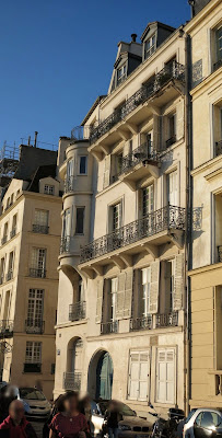 Façade avec balcons du 8 quai d'Orléans sur l'Ile-Saint-Louis à Paris