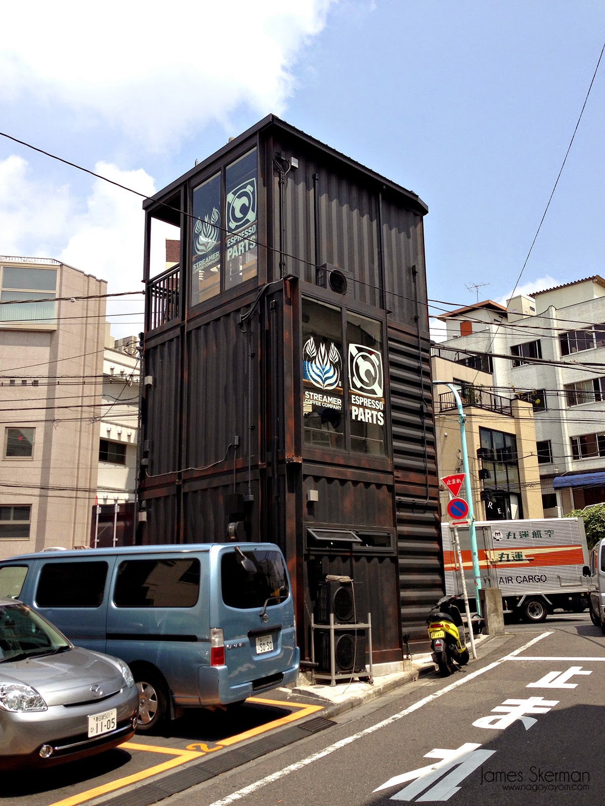 07-Hiroshi-Sawada-Barista-Streamer-Coffee-Company-Container-Building-www-designstack-co