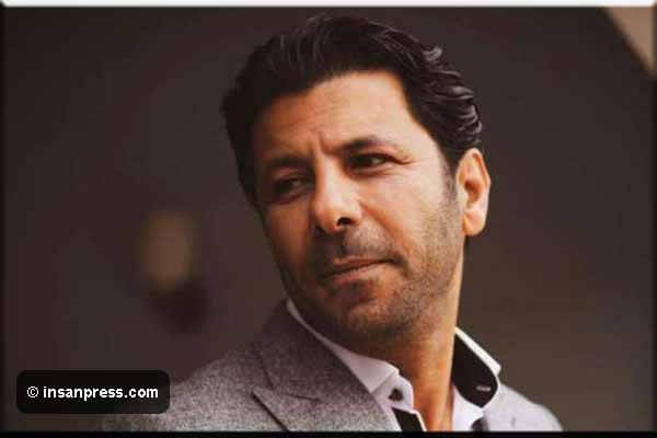 ما-لا-تعرفه-عن-إياد-نصار-من-هو-لقطات-من-حياة-إياد-نصار--إنسان ما لا تعرفه عن إياد نصار من هو؟ لقطات من حياة إياد نصار .. إنسان - إياد نصار يكشف أهم المحطات - "إياد حسن يوسف نصار" من مواليد 9 نوفمبر عــ 1971ــام من أصل "فلسطينى" ولد في "المملكة العربية السعودية" وشارك في الكثير من أدوار الدراما "السورية" و"التاريخية" ولكن أنطلاق في "عالم الفن" من القاهرة منذ عملة ألاول وهو مسلسل "صرخة أنثى". وله 7 أشقاء منهم 5 بنات وهو الثانى بين أشقائة وهو حاصل على "بكالوريوس فنون جميلة" تخصص فى النحت. أستطاع "إياد" بموهبتة أن يثبت وجودة على الساحة الفنية خلال زمن قصير وقدم الكثير من ألآدوار الرائعة على مسيرتة الفنية أهمها دور الضابط ألآسرائيلى في فيلم "الممر" والذى تألق فية بٌشكل كبير ونال أعجاب الجمهور الذى وصل إلى السباب والهجوم. وقد قال "إياد نصار" عن هذا الدور إنه ثقة من "المخرج شريف عرفة" مشير إلى أنة سعيد جدا بـ لحظة ضربة في الفيلم مؤكد أنه لم يتعَاطَف مع الشخصية وأنة كان بين حيرة حيث أنه كان يخاف تقديم دور العدو وهو ضعيف. وكان هجوم الجمهور علي إياد بعد عرض الفيلم على التليفزيون أحتفالاً بـ نصر أكــ 6ــتوبر رد إياد في تصريحات له بطريقة ساخرة قائلاً "أنا كمان كنت بشتم نفسى مش الجمهور لما بشوف الفيلم وربنا يأخدهم كلهم هما سبب البلاوى اللى أحنا فيها ". وقد أكد على أن الجمهور واعى ويستطيع الفرق بين الشخصية والممثل مضيف على أن الهدف من الفيلم هو إظهار الحالة الوطنية والتأكيد على البطولات وألآنتماء والشهداء الذين أستشهدوا فى الحرب نتيجة الغدر. وقال "إياد" أنة قام بتنازلات من أجل النجاح الفني مثل التنازل عن أجرة من أجل الحٌصول على دور مٌميزة ومثال على ذلك أنه طلب تقديم شٌخصية البطل في مسلسل "الجماعة" دون مناقشة ألآجر تمامًا. حياة "إياد نصار" وهى جزء أخر من الحياية الشخصية فـ هو تزوج مرتين لديه من زوجته الأولى "إيثار" 14 عــ 14ــامًا و"آدم" أعــ 10ــوام ومن زوجته الثانية "نوح" ويبلغ من العمر أعـ 3ــوام. زوجتة الثانية هي "شيماء الليثي" وتعمل مهندسة ديكور فى أول علاقتهم كانت صداقة قبل أن يقع في حبها من مشاركته في أحد ألآعمال الدرامية وكان "إياد" خائف من مصارحتها بـ مشاعرة خوف على "علاقة الصداقة" لكنة في نهاية ألامر أعترف لها بحبة. تقول زوجتة إن أعتراف "إياد" صٌدمة بـ النسبة لها في الأول وتفاجأت ولكن بعد فترة بدأ يكون في أنٌجذاب من الطرفِين وبعد قصة حب أستمرت عــ 2ــامين ثم بالزواج وأقيم حفل الزفاف في أحدى الفنادق بالقاهرة. ولكن عن أنفصالة وأولاده (إيثار وآدم) والتعامل مع زوُجتة شيماء قال "إياد" إنة لم يكن لديِه أى شَك بـ أن زوُجتة سوف تكون حضن دافئ لأولاده وأكدت شيماء عن خوفها في أول ألامر من زواجها من رجل لديه أولاد ولكن ألآمر تغير بـ النسبة لها. أنفصل "إياد" وأشقائة أيضا عن والدية منذ الطفولة بسبب عمل والده الشاق في "الخليج" حيث دفعه لارسال أولاده للاقامة مع جدتهم في "الأردن". وعن ظهور "إياد" في برنامج "أبلة فاهيتا" قامت زوجة إياد وشقيقتة الكبرى إيمان فى تسريب أسرار عن "إياد" قد سببت له ألآحراج وعن هذة ألاسرار عشقة لمشاهد القبلات في ألآعمال الدرامية في حين رفض زوجتة لتلك هذة المشاهد إلا مع النجمة العالمية "سكارليت جوهانسون". وأعترفت زوجتة أيضًا أنها تعرف الرصيد البنكى لزوجها لكنها قد فشلت في الكشف عن الرقم السرى لـ هاتف زوجها وتمؤكد على أنه لايدخل الحمام بدون هاتفة المحمول وقالت أيضًا أن "إياد" لدية القدرة على "تفسير الأحلام".
