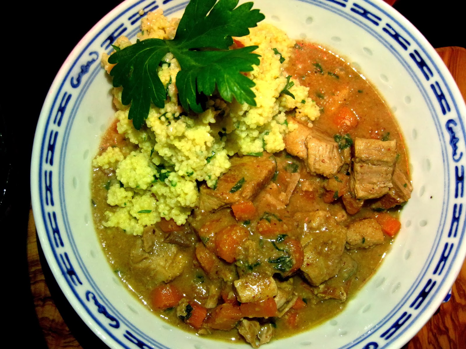 b o u r b o n l i f e: Gulasch mit Datteln und Mandeln