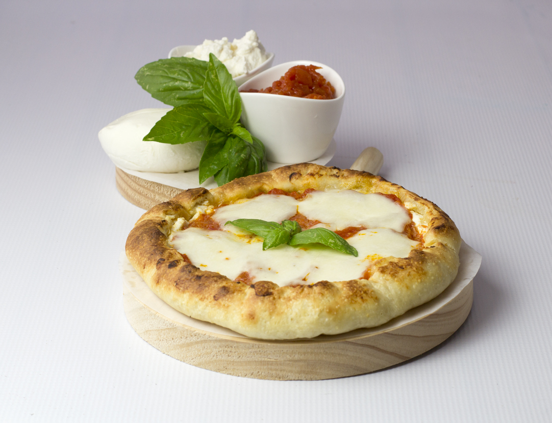 Pizza margarita con borde de ricotta
