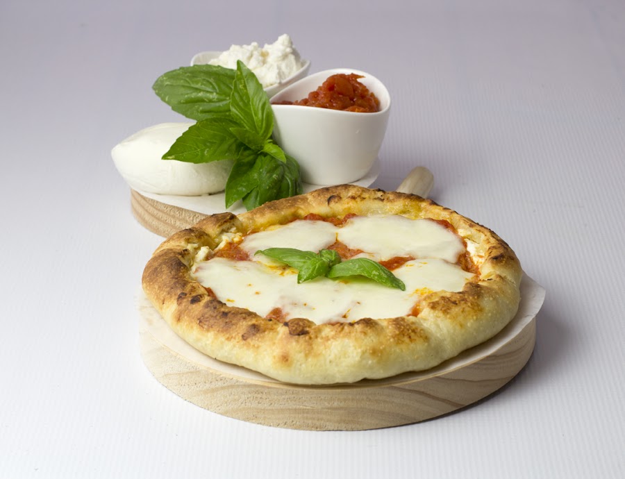 Pizza margarita con borde de ricotta