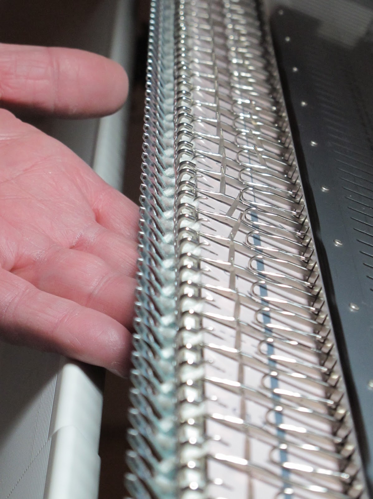 TOM MACHINE KNITTING GUY: Easy Main Bed Cast On Using Your Ribber Comb