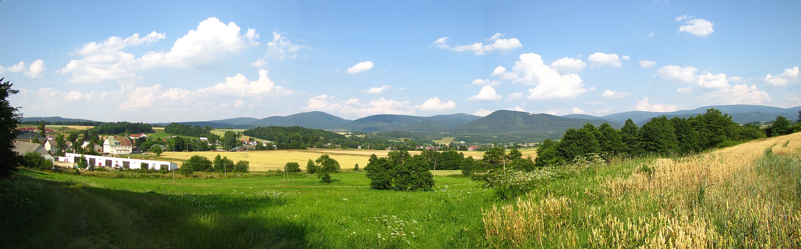 Panorama z Kotliny Kłodzkiej w kierunku Masywu Śnieżnika.