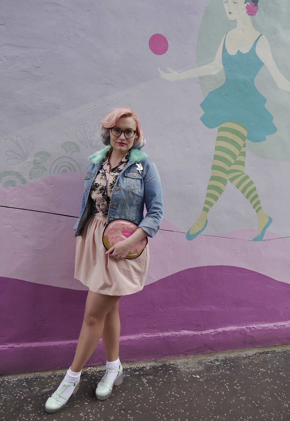 UK retro style blogger Kimberley Grahame wearing a customised 90s denim jacket and retro diner style outfit