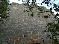 Aquesta torre quadrada estava situada a prop del Portal del Cavalcador. Aquí veiem la seva façana nord