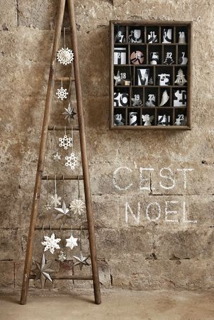 Árbol de Navidad boho en escalera Escalera con adornos como árbol de Navidad