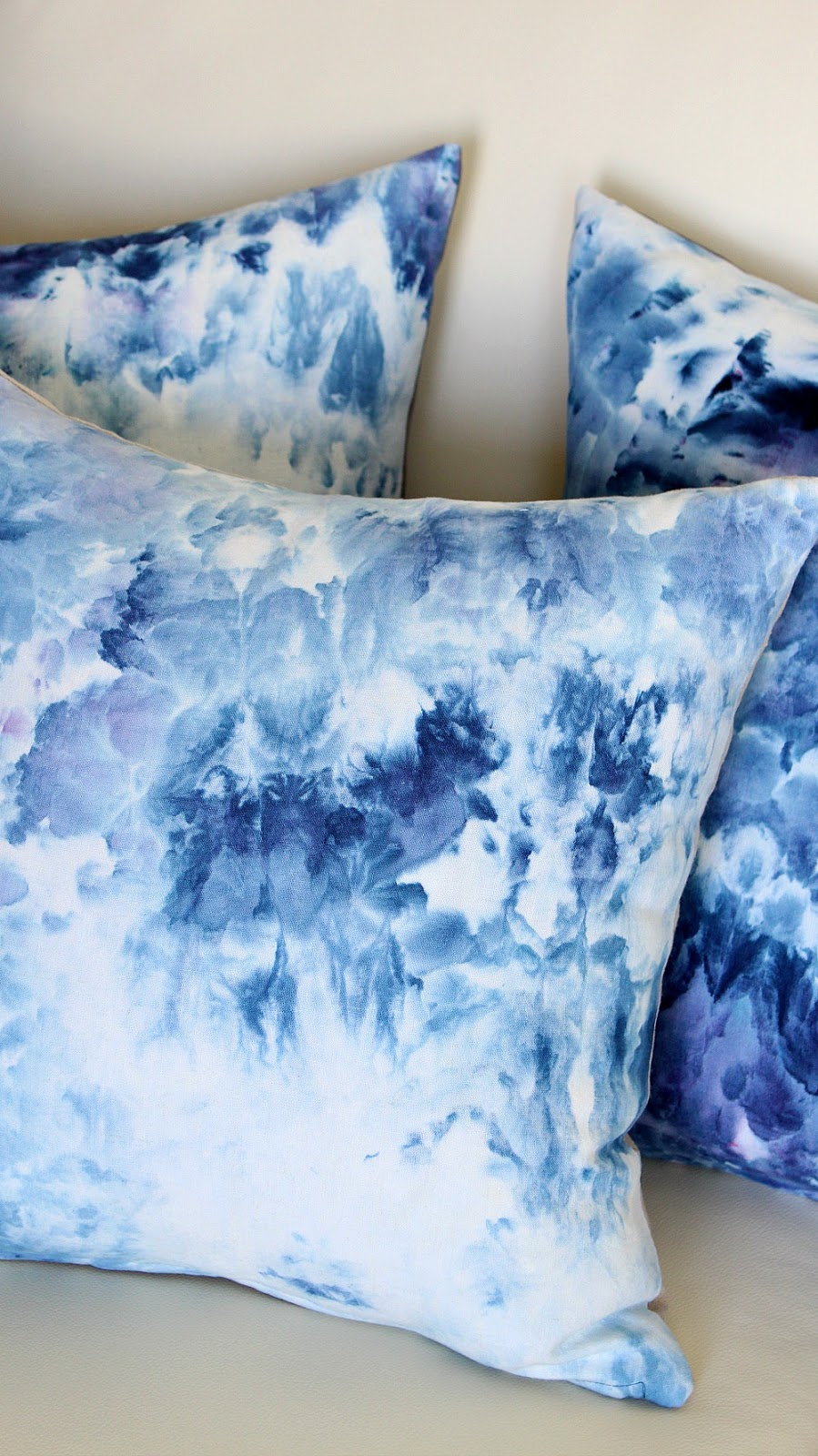 DIY Ice Dye Pillows (Blue Pillows for the Sailboat) Dans le Lakehouse