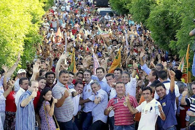 Resultado de imagem para fotos e imagens do comício de camilo santana em ararendá - 2014
