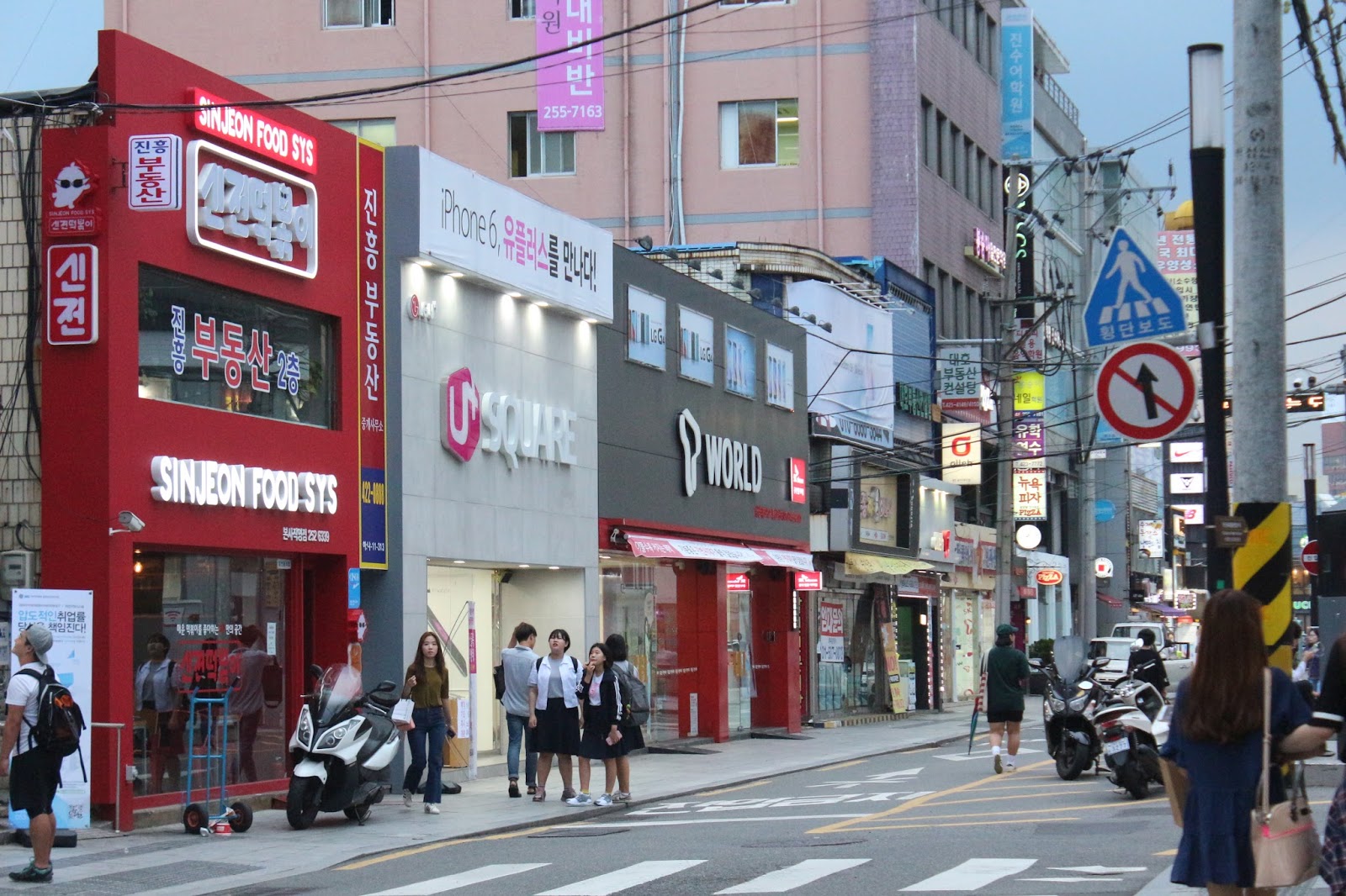 Daegu Cellphone Street Alley) Where you can buy smartphones and cell phones
