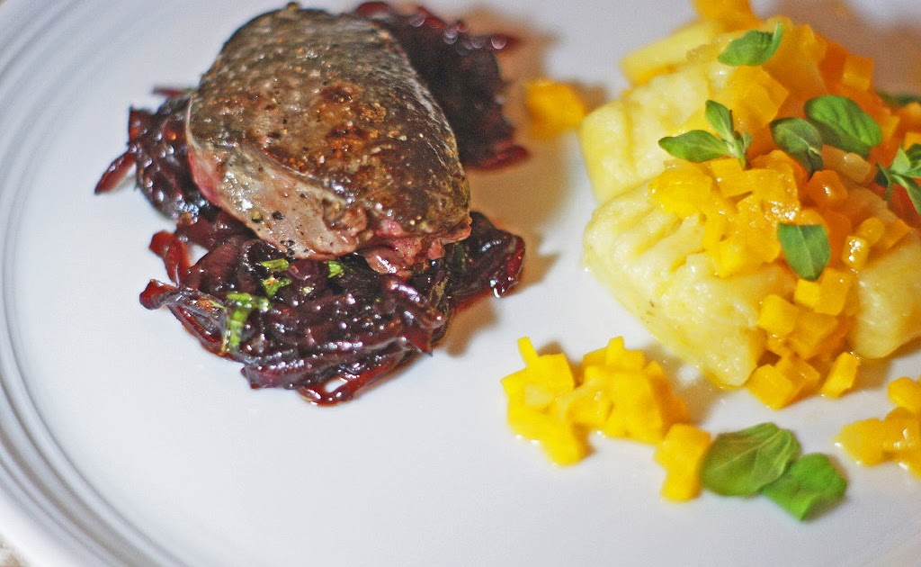 KAQUUS HAUSMANNSKOST: komplex, Gänseleber mit Gnocchi und Zwiebelmarmelade