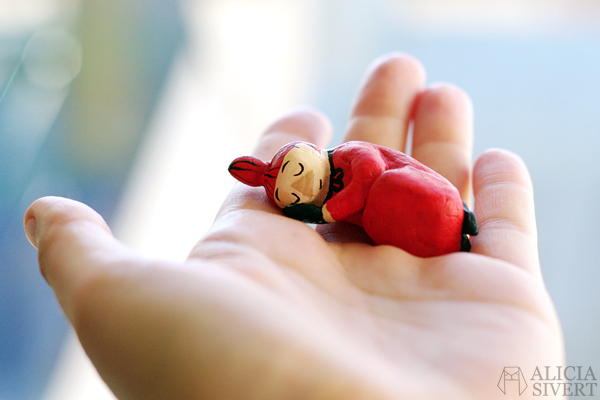 Miniature Little My model by Alicia Sivertsson, 2016. Lilla My i muminmammans syskrin, miniatyr. aliciasivert alicia sivert alicia sivertsson mumin mumindalen mumintroll mumintrollet moomin sy miniature sewing kit lera lufttorkande miniatyr sykit sax stickning trådrulle tråd garn garnnystan nystan knitting knit sticka med tandpetare toothpicks toothpick knitting monthly makers 2016 mars miniatyr kreativitet skapande creativity kreativ create skapa muminhus tove jansson fan art fanart air drying clay