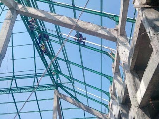 Proyek Kaso Reng Masjid Ramadhan Soehat Malang Pemasangan kaso galvalum pada rangka baja wf