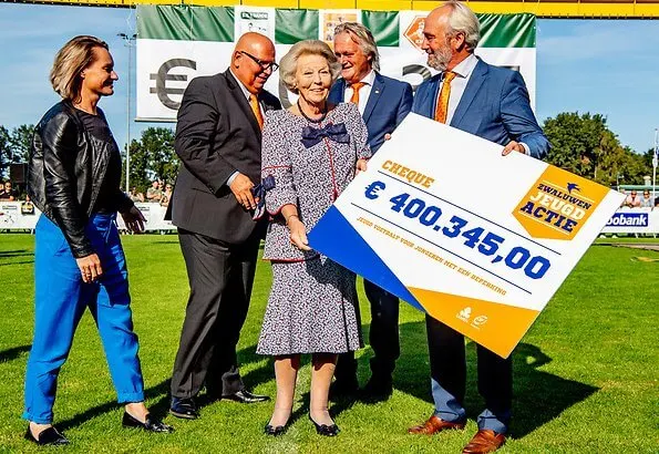 Princess Beatrix attended the national campaign day of the 'Zwaluwen Jeugd Actie' at SV Football Club