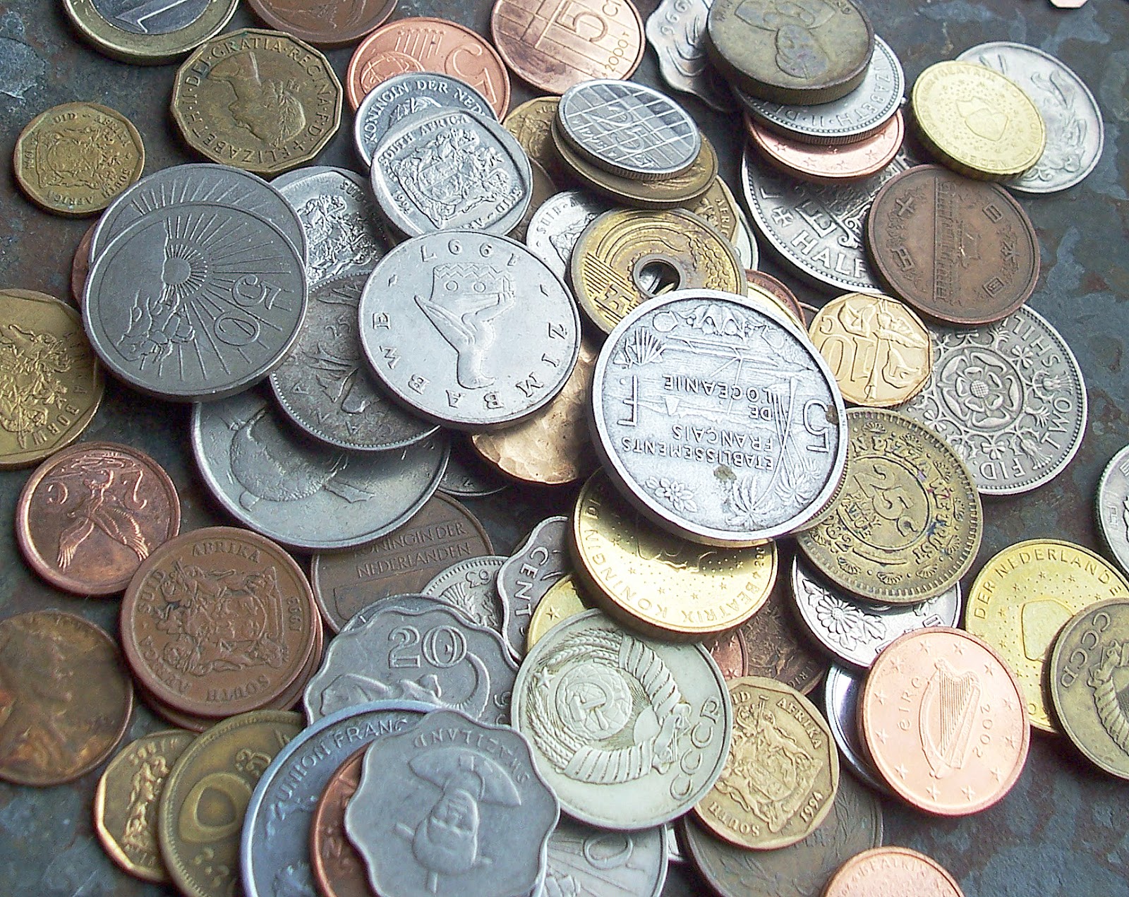 В каком банке можно купить рубли. Монеты которые скупает банк. Банк, старинные монеты. Банки с монетами. Текстура монеты.