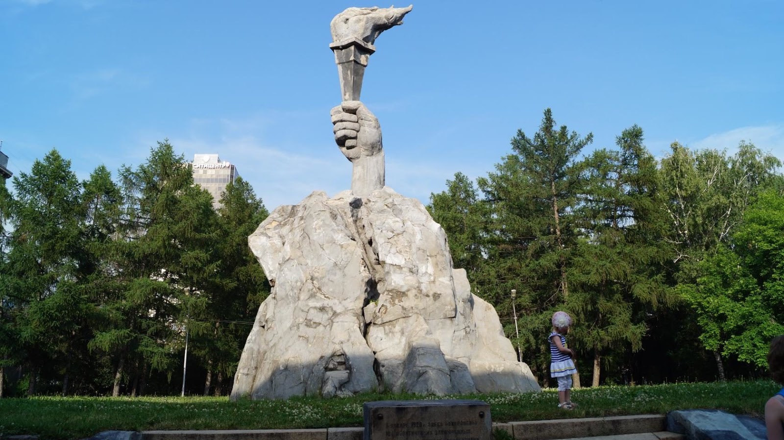 Братская могила в сквере героев революции новосибирск. Памятник революционерам новосибирск. Памятник героям революции в новосибирске. Памятник сквер героев революции. Сквер героев революции в новосибирске панно.