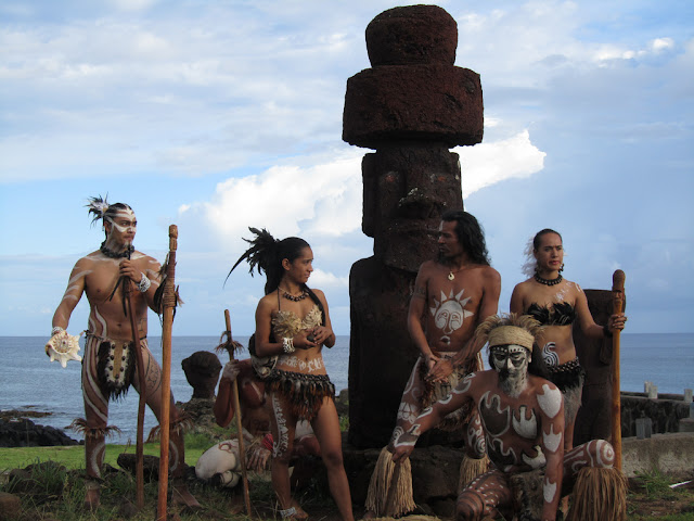 Сколько людей живет на островах. Рапануйцы острова Пасхи. Полинезийцы острова Пасхи. Полинезийцы рапануйцы. Аборигены Моаи.