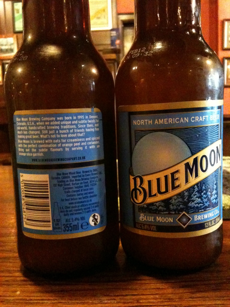 Пиво с синей этикеткой. Немецкое пиво синяя этикетка. Пиво сголубой этикетктй. Пиво с синей этикеткой на бутылке. Пиво с голубой этикеткой немецкое.