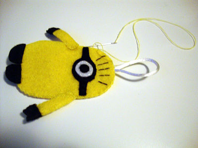 cerramos el minion con puntada a festón,y rellenamos con guata