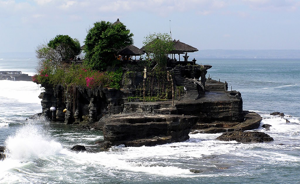 Индонезия бали сейчас. Храм Пура Танах лот. Бали (остров в малайском архипелаге). Танах лот Бали. Храм на воде — Танах лот.
