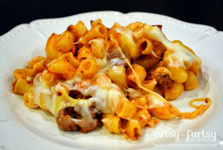 Beefy Macaroni Casserole at artsyfartsymama.com #recipe #easyrecipe