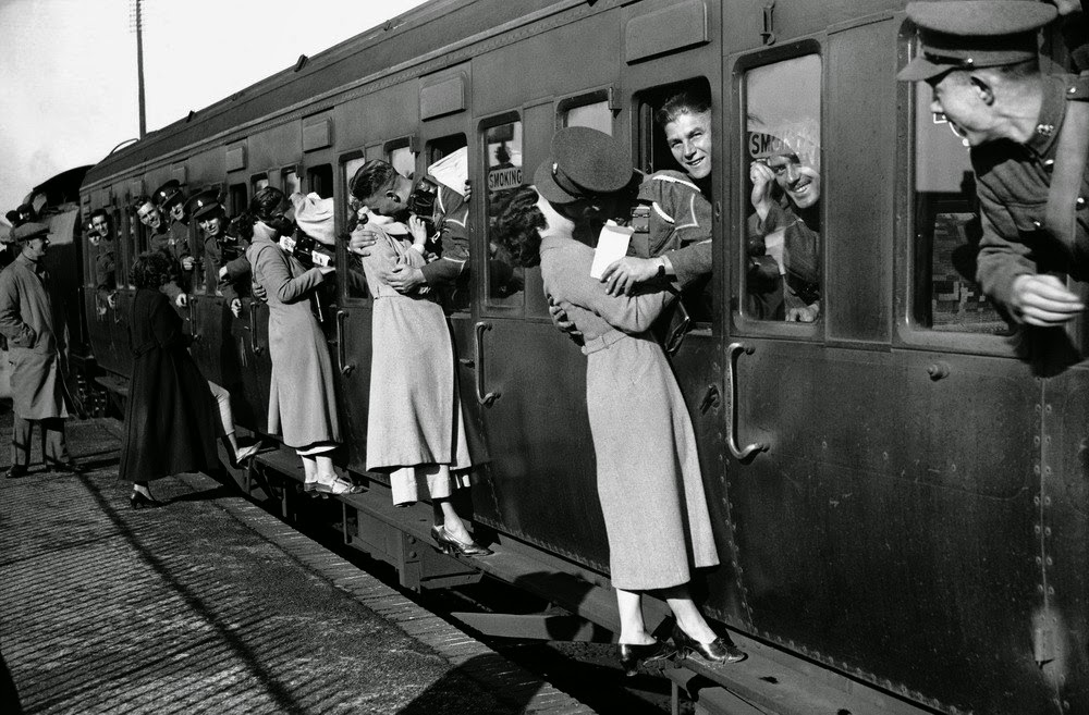 Touching Vintage Photos of Soldiers Kissing Their Loved Ones Vintage