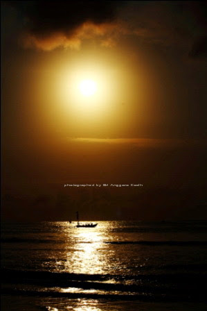 Sunset dengan perahu nelayan di Pantai Pangadaran Sunset dengan perahu nelayan di Pantai Pangadaran