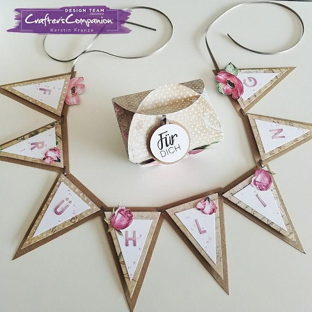 Kartenwerke: Box und Wimpelkette hergestellt mit dem Crafter's Companion Embossing Board Special Treats