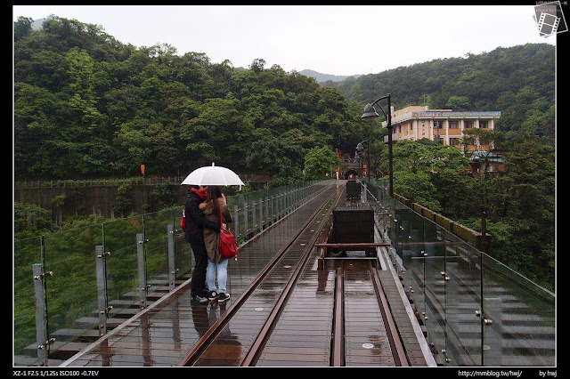 2013-04-12 基隆二日遊(1)侯硐貓村-願景館-下雨天貓都回家睡覺了_倒是運煤橋上的軌道保護得很好！                                           