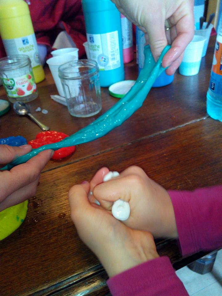 Les chicoufs atomes (at home): les enfants bloguent: la p?�te gluante