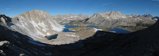 Blick von Puppet Pass hinunter auf Puppet Lake und seine Nachbarn