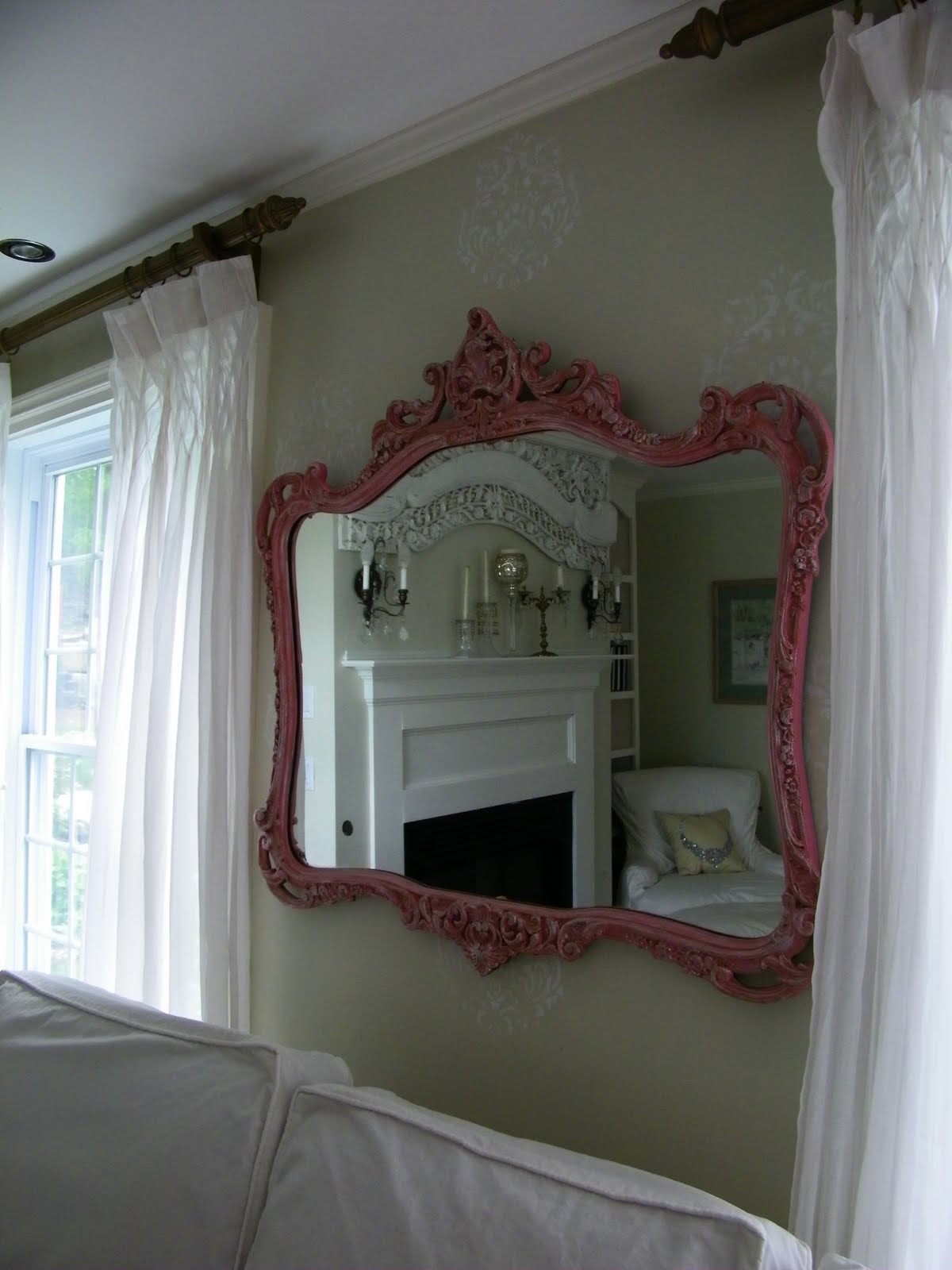 Maison Decor: Pink Mirror in Living Room