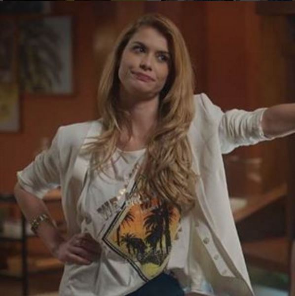 Diana (Aline Moraes) blazer branco em Rock Story Diana (Aline Moraes) blazer branco em Rock Story